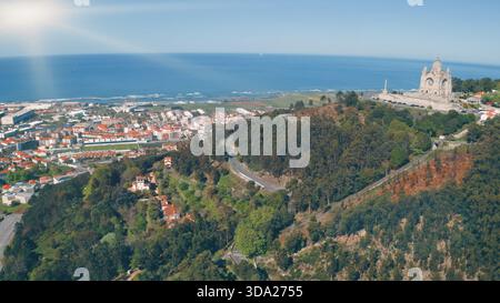 Sanctuaire de Santa Luzia au sommet d'une colline à Viana do Castelo Portugal avec l'architecture de la ville côtière de l'océan Atlantique paysage pittoresque de la lumière du soleil de forêt Banque D'Images