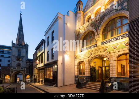 L'hôtel Clayton et l'église St John sur Broad Street au crépuscule. Bristol, Royaume-Uni. Banque D'Images