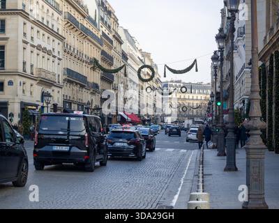 Vue de la rue de la paix avec décorations de Noël, Paris, France. Banque D'Images