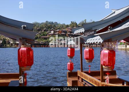 Vue panoramique paisible du village chinois sur le lac. Lanterne traditionnelle rouge accrochée à l'architecture en bois, belle destination de voyage se sentant serein Banque D'Images
