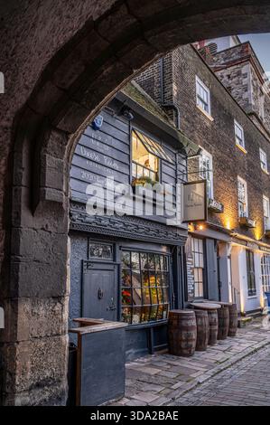Barils devant un vieux magasin sur la High Street, Rochester, Kent Banque D'Images