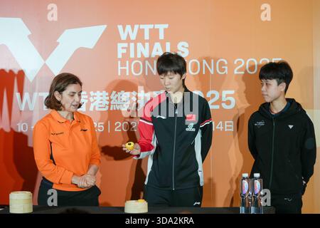 Hong Kong, Chine. 8 décembre 2025. Wang Manyu (C), de Chine, assiste à la cérémonie de tirage des finales du WTT Hong Kong 2025 à Hong Kong, dans le sud de la Chine, le 8 décembre 2025. Crédit : Zhu Wei/Xinhua/Alamy Live News Banque D'Images