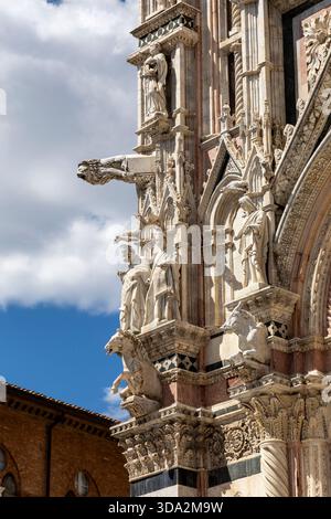 détail de la façade de la cathédrale à sienne toscane italie jour ensoleillé pas de gens Banque D'Images