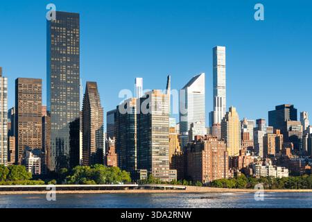 Horizon Midtown East Manhattan vu de l'autre côté de l'East River, avec des gratte-ciel modernes et des immeubles de grande hauteur à la lumière du matin. New York, États-Unis Banque D'Images