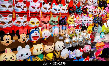 Tsuchiura, Japon 1er novembre 2025 : les masques sont en vente lors du concours Tsuchiura All Japan Fireworks. C'est l'un des grands concours de feux d'artifice whi Banque D'Images