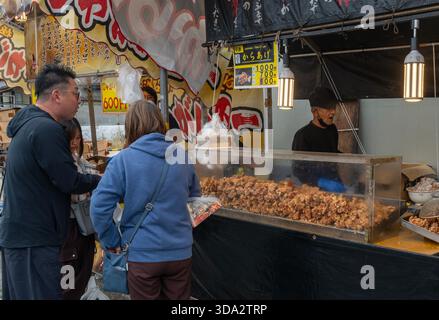 Tsuchiura, Japon 1er novembre 2025 : Karaage, poulet frit japonais est en vente lors du concours de feux d'artifice Tsuchiura All Japan Banque D'Images