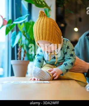 Papa souriant avec un enfant en bas âge dans un café, montrant l'amour et les soins de la famille. Parentalité moderne, temps de qualité, relation père-fils, valeurs de la famille et du bonheur. || autorisation du modèle Banque D'Images