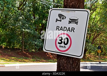 Panneau indiquant une limite de vitesse de 30km et un radar, Ribeirao Preto, Brésil Banque D'Images