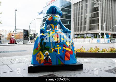 Madrid, Espagne. 07 décembre 2025. Une sculpture en forme de figures du peintre Velázquez Las Menina est vue lors de l'exposition de la Galerie Meninas Madrid. Crédit : SOPA images Limited/Alamy Live News Banque D'Images