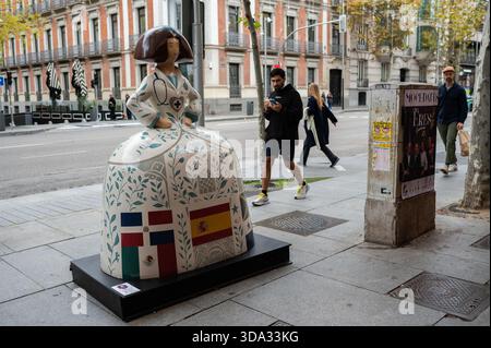 Madrid, Espagne. 07 décembre 2025. Une sculpture en forme de figures du peintre Velázquez Las Menina est vue lors de l'exposition de la Galerie Meninas Madrid. Crédit : SOPA images Limited/Alamy Live News Banque D'Images