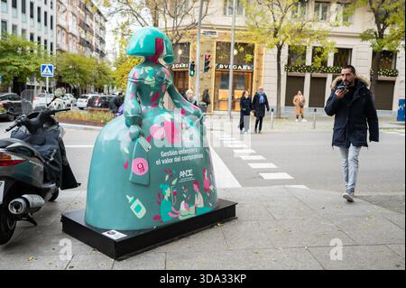 Madrid, Espagne. 07 décembre 2025. Une sculpture en forme de figures du peintre Velázquez Las Menina est vue lors de l'exposition de la Galerie Meninas Madrid. Crédit : SOPA images Limited/Alamy Live News Banque D'Images