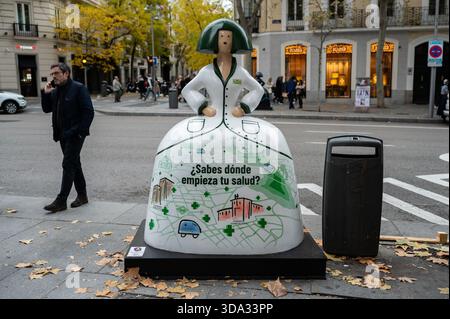 Madrid, Espagne. 07 décembre 2025. Une sculpture en forme de figures du peintre Velázquez Las Menina est vue lors de l'exposition de la Galerie Meninas Madrid. Crédit : SOPA images Limited/Alamy Live News Banque D'Images