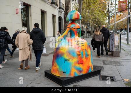 Madrid, Espagne. 07 décembre 2025. Une sculpture en forme de figures du peintre Velázquez Las Menina est vue lors de l'exposition de la Galerie Meninas Madrid. Crédit : SOPA images Limited/Alamy Live News Banque D'Images