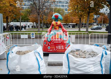 Madrid, Espagne. 07 décembre 2025. Une sculpture en forme de figures du peintre Velázquez Las Menina est vue lors de l'exposition de la Galerie Meninas Madrid. Crédit : SOPA images Limited/Alamy Live News Banque D'Images