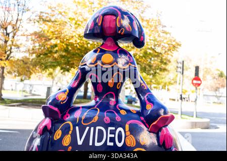 Madrid, Espagne. 08 décembre 2025. Une sculpture en forme de figures du peintre Velázquez Las Menina est vue lors de l'exposition de la Galerie Meninas Madrid. Crédit : SOPA images Limited/Alamy Live News Banque D'Images