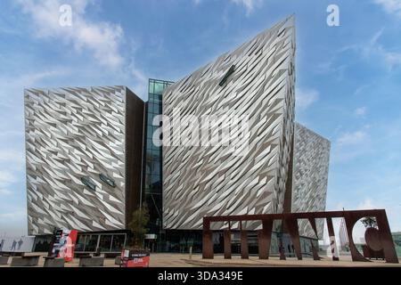 Belfast, Irlande du Nord - 6 octobre 2025 ; façade de l'attraction Titanic Belfast sur le site de l'ancien chantier naval Harland and Wolff dans le Titanic qu Banque D'Images