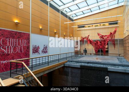 New York City, NY, États-Unis-28 octobre 2025 ; exposition d'installation d'art immersive de fils rouges par l'artiste Chiharu Shiota faisant partie de Two Home Countries In Banque D'Images