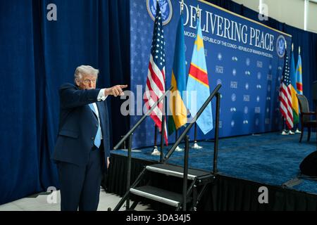Le président Donald Trump fait un geste à la foule après avoir participé à la cérémonie de signature, le jeudi 4 décembre 2025, à l’Institut de la paix des États-Unis à Washington (photo officielle de la Maison Blanche par Daniel Torok) Banque D'Images
