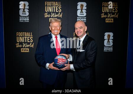 Le président Donald Trump pose pour une photo avec le président de la FIFA Gianni Infantino au John F. Kennedy Center for the Performing Arts à Washington, DC, le vendredi 5 décembre 2025. (Photo officielle de la Maison Blanche par Daniel Torok) Banque D'Images