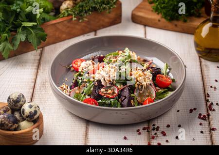 Salade fraîche mélangée avec des noix et des légumes verts Banque D'Images