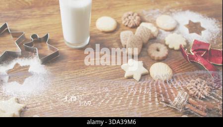 Affichage des cookies avec des couteaux en métal sur une table en bois, avec du lait, de la cannelle, du ruban, superposition de données Banque D'Images