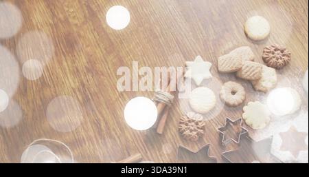 Affichage des biscuits cuits au four, coupe-étoiles en métal, cannelle, sucre en poudre sur la table en bois, espace de copie Banque D'Images