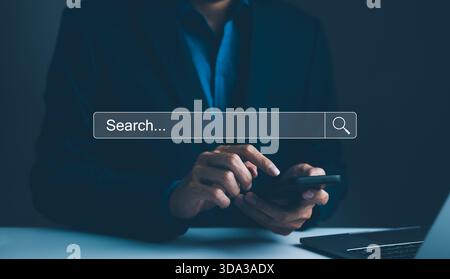 Concept de technologie de recherche de données. SEO Search Engine Optimization, homme d'affaires utilisent smartphone avec superposition de barre de recherche, optimisation de moteur de recherche et DIG Banque D'Images