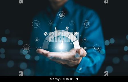 Concept de gestion et d'évaluation des risques. Une personne tenant une jauge de risque numérique dans sa main, avec des icônes représente divers aspects de la gestion des risques an Banque D'Images