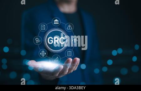 GRC, concept de conformité des risques liés à la gouvernance. Homme d'affaires avec gouvernance GRC, risques, icônes de conformité, gestion organisationnelle et pratiques réglementaires. Banque D'Images