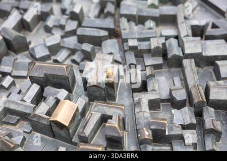 Une vue de haut en bas d'un modèle urbain dense et à échelle de gris composé de milliers de blocs de béton rectangulaires. Idéal pour l'architecture, la planification, Banque D'Images