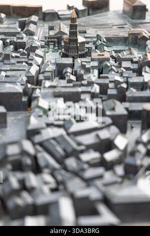 Une vue de haut en bas d'un modèle urbain dense et à échelle de gris composé de milliers de blocs de béton rectangulaires. Idéal pour l'architecture, la planification, Banque D'Images