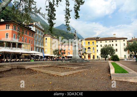 Riva del Garda, Italie, 11-10-2014 Description : Piazza III novembre et Statua di San Giovanni Nepomuceno à Riva del Garda, Italie Banque D'Images