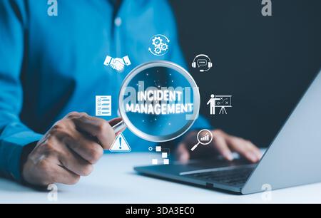 Processus de gestion des incidents et concept de technologie d'entreprise. Réponse de la solution, l'homme d'affaires tient la loupe centrée sur la « gestion des incidents » wi Banque D'Images