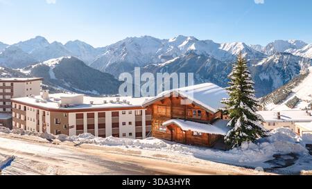 Vue sur les montagnes enneigées en hiver depuis l'Alpe d'Huez Banque D'Images