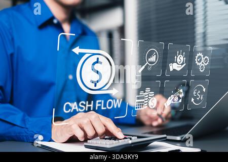Concept de gestion des flux de trésorerie et d'analyse financière. Homme d'affaires utilisant la calculatrice et ordinateur portable avec des icônes représentant les flux de trésorerie, la gestion financière, Banque D'Images