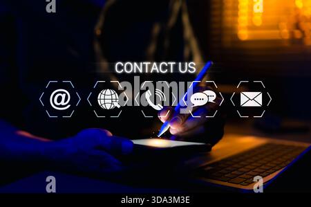 Contactez-nous et concept de service d'assistance à la clientèle. Centre d'appels, assistance téléphonique, homme utilisant un smartphone et un stylet avec icônes de communication, Banque D'Images