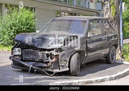 Accident de la circulation collision frontale de voiture noire à City Street Banque D'Images