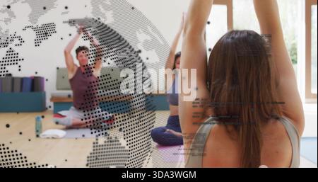 Femme étirant dans le débardeur gris levant les bras dans le studio de yoga avec tapis et superposition de tablette Banque D'Images