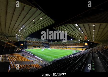 Molineux, Wolverhampton le lundi 8 décembre 2025. Vue générale du terrain avant le coup d'envoi du match de premier League entre Wolverhampton Wanderers et Manchester United à Molineux, Wolverhampton, lundi 8 décembre 2025. (Photo : Stuart Leggett | mi News) crédit : MI News & Sport /Alamy Live News Banque D'Images