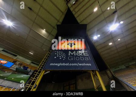 Molineux, Wolverhampton le lundi 8 décembre 2025. Vue générale du terrain avant le coup d'envoi du match de premier League entre Wolverhampton Wanderers et Manchester United à Molineux, Wolverhampton, lundi 8 décembre 2025. (Photo : Stuart Leggett | mi News) crédit : MI News & Sport /Alamy Live News Banque D'Images