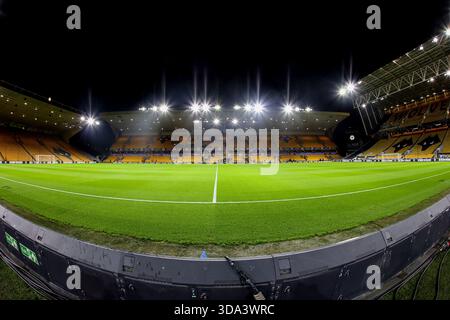 Molineux, Wolverhampton le lundi 8 décembre 2025. Vue générale du terrain avant le coup d'envoi du match de premier League entre Wolverhampton Wanderers et Manchester United à Molineux, Wolverhampton, lundi 8 décembre 2025. (Photo : Stuart Leggett | mi News) crédit : MI News & Sport /Alamy Live News Banque D'Images
