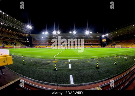 Molineux, Wolverhampton le lundi 8 décembre 2025. Vue générale du terrain avant le coup d'envoi du match de premier League entre Wolverhampton Wanderers et Manchester United à Molineux, Wolverhampton, lundi 8 décembre 2025. (Photo : Stuart Leggett | mi News) crédit : MI News & Sport /Alamy Live News Banque D'Images