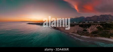 Crète - drone aérien vue du coucher de soleil à Orthi Ammos plage avec d'énormes dunes de sable. District de Sfakia, région de la Canée Banque D'Images