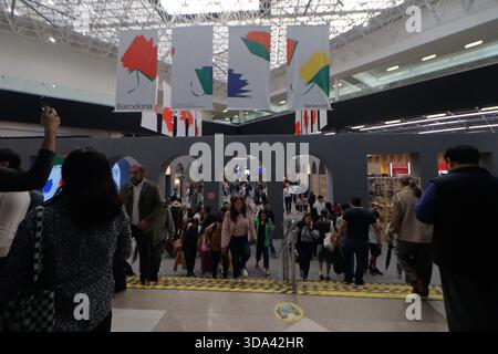Guadalajara, Mexique. 06th Dec, 2025. Les gens assistent à la 39ème Foire internationale du livre de Guadalajara à Expo Guadalajara. Le 6 décembre 2025 à Guadalajara, Mexique. (Photo de Carlos Santiago/ crédit : Eyepix Group/Alamy Live News Banque D'Images