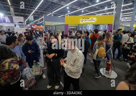 Guadalajara, Mexique. 06th Dec, 2025. Les gens assistent à la 39ème Foire internationale du livre de Guadalajara à Expo Guadalajara. Le 6 décembre 2025 à Guadalajara, Mexique. (Photo de Carlos Santiago/Eyepix Group/SIPA USA) crédit : SIPA USA/Alamy Live News Banque D'Images