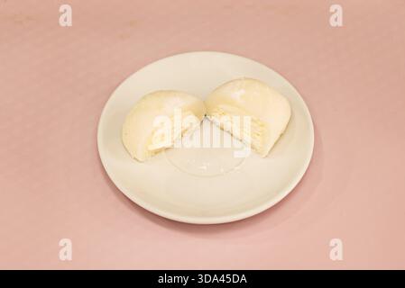 Mochi grillé (Yaki Mochi) avec une surface légèrement grillée et croustillante, badigeonné de sauce soja sucrée et enveloppé d'une bande d'algues nori, servi sur Banque D'Images