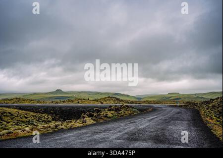 Conduite à travers les champs de lave moussue autour de la région de Kirkjubæjarklaustur, dans le sud de l'Islande Banque D'Images