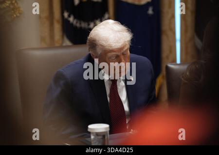 Washington DC, États-Unis. 08 décembre 2025. Le président Donald Trump lors de la table ronde dans la salle du Cabinet où il devrait annoncer un plan d’aide de 12 milliards de dollars pour les agriculteurs, à la Maison Blanche à Washington DC, États-Unis, le 8 décembre 2025. Photo de Yuri Gripas/ABACAPRESS.COM crédit : Abaca Press/Alamy Live News Banque D'Images