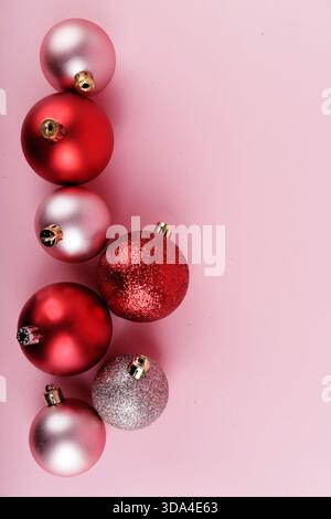 fond de noël avec boules colorées et espace de copie Banque D'Images