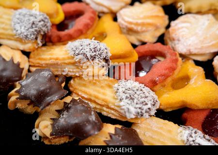 Délicieux biscuits assortis et biscuits présentant une délicieuse collation sucrée ou un dessert Banque D'Images